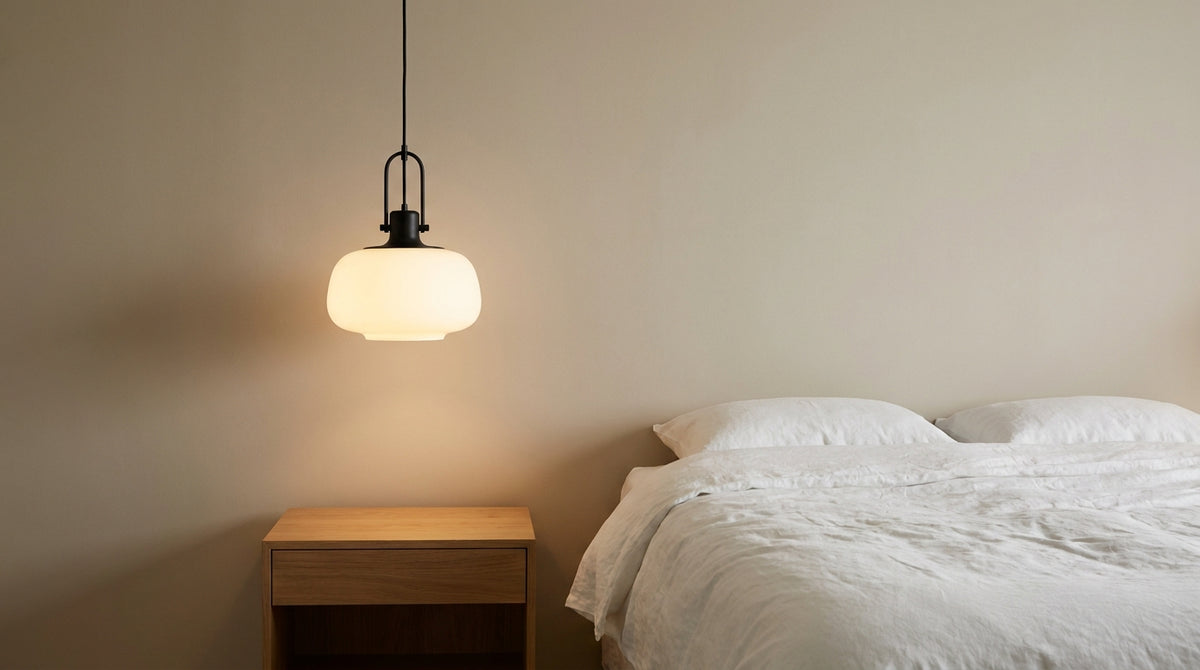 Suspension chambre : bien choisir la lumière vue du lit