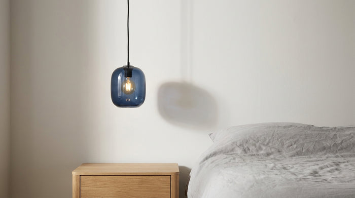 Blaue Pendelleuchte Schlafzimmer: der richtige Farbton, die richtige Höhe