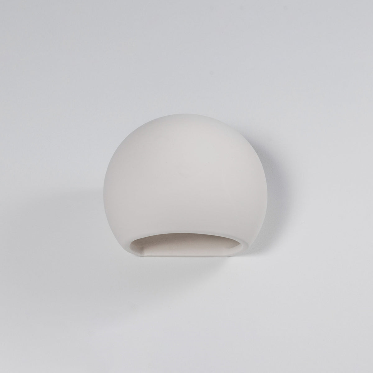 Produit de face sur fond blanc, demi-sphère blanche ouverte vers le bas