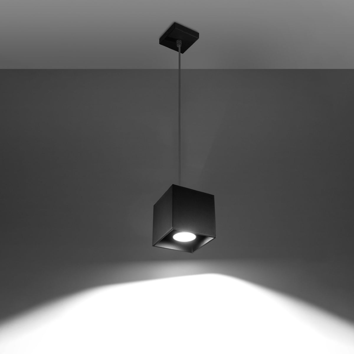 Mise en ambiance en pénombre montrant le faisceau lumineux vers le sol