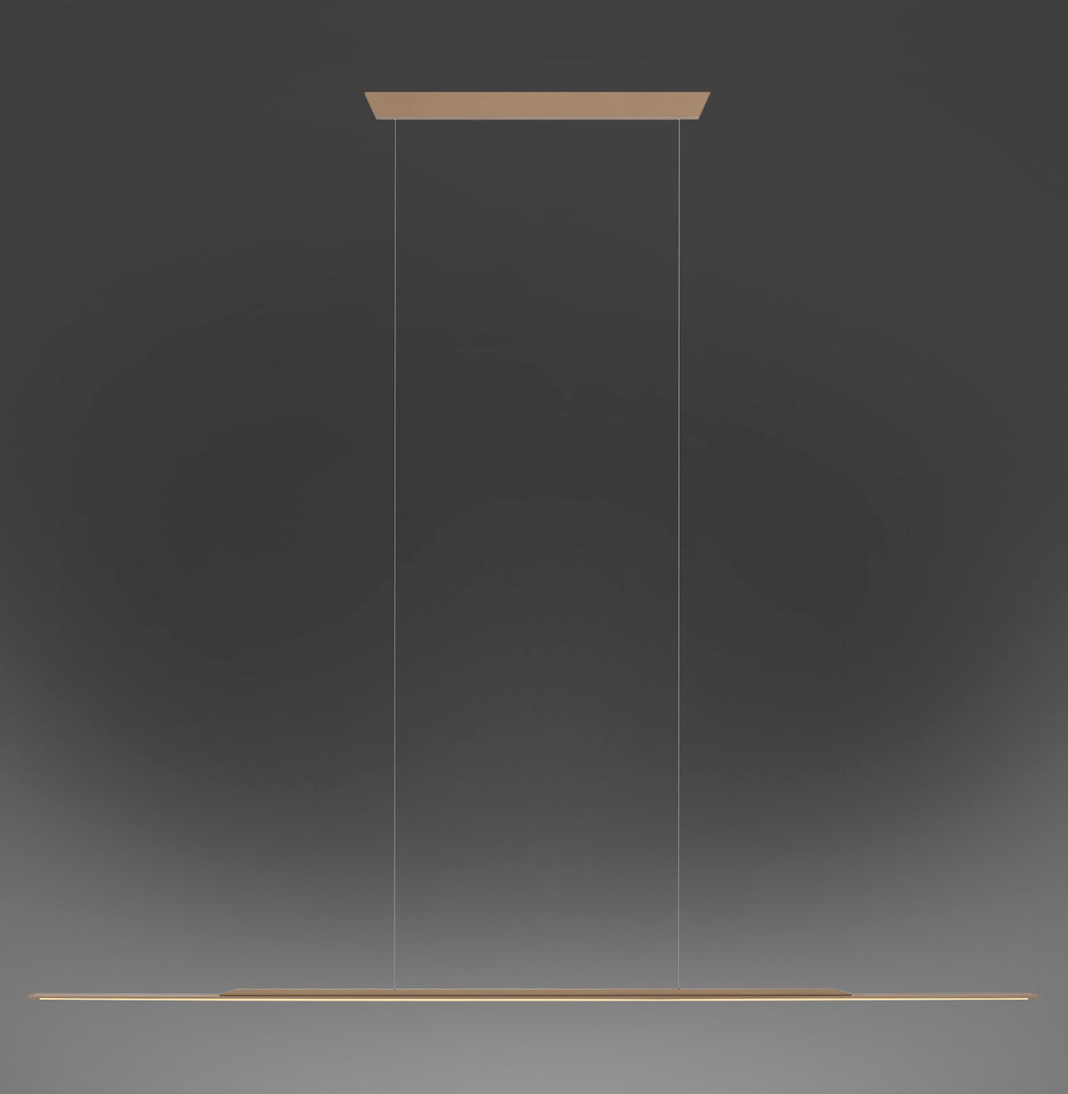 Vue de face du luminaire suspendu sur fond sombre, barre fine horizontale.