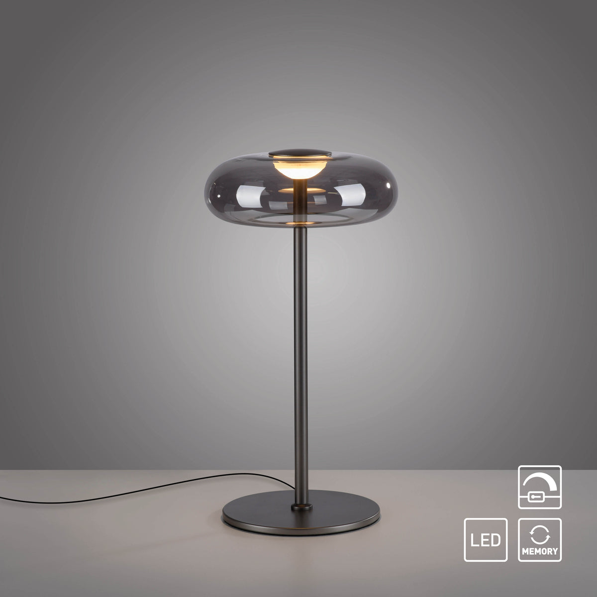 Lampe allumée posée sur une table, pictogrammes LED et mémoire visibles