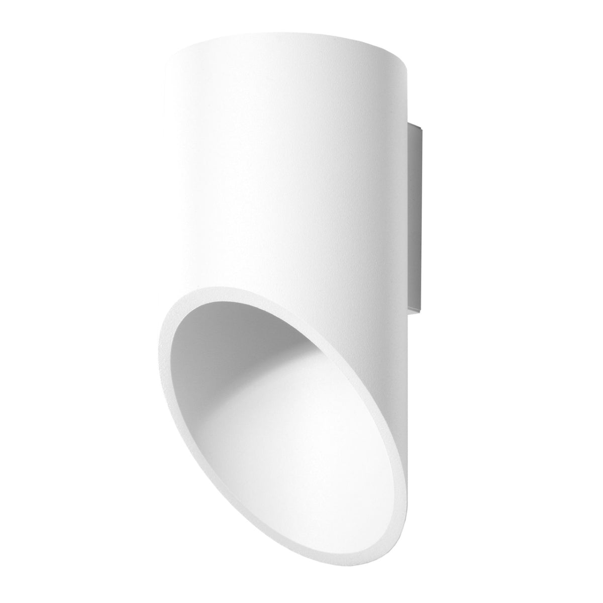 Vue de trois quarts du luminaire mural blanc cylindrique, ouverture ovale orientée vers le bas.
