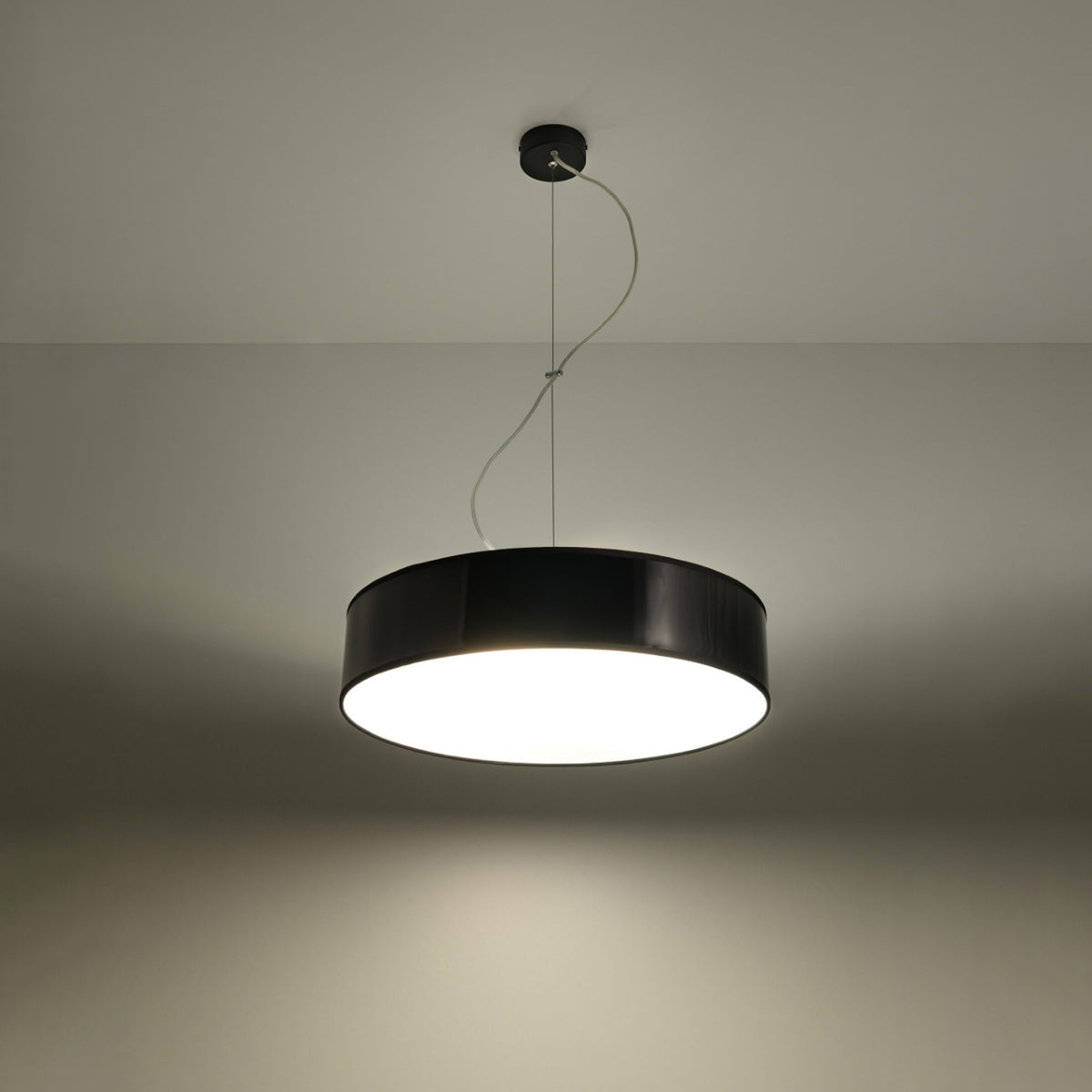 Mise en ambiance allumée dans une pièce sombre, halo lumineux diffusé vers le bas.