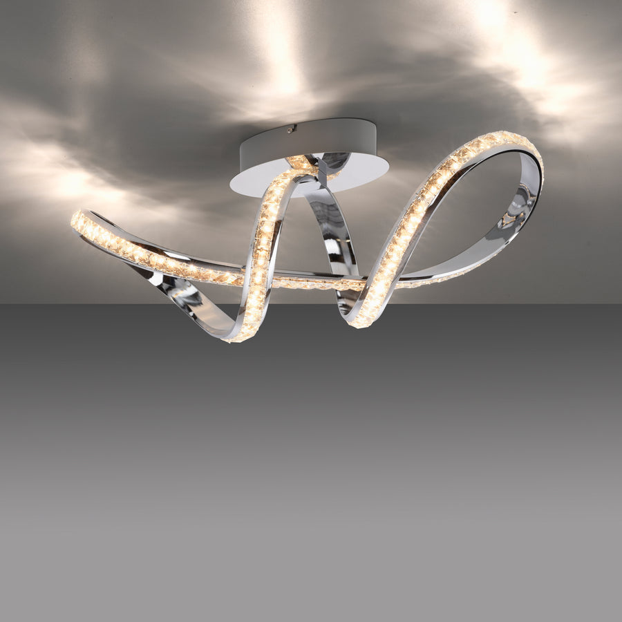 Plafonnier allumé au plafond gris, diffusant une lumière chaude et des motifs.
