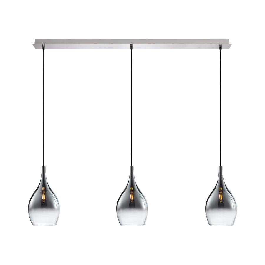 Vue de face du luminaire suspendu, trois abat-jours en verre alignés sous barre chromée