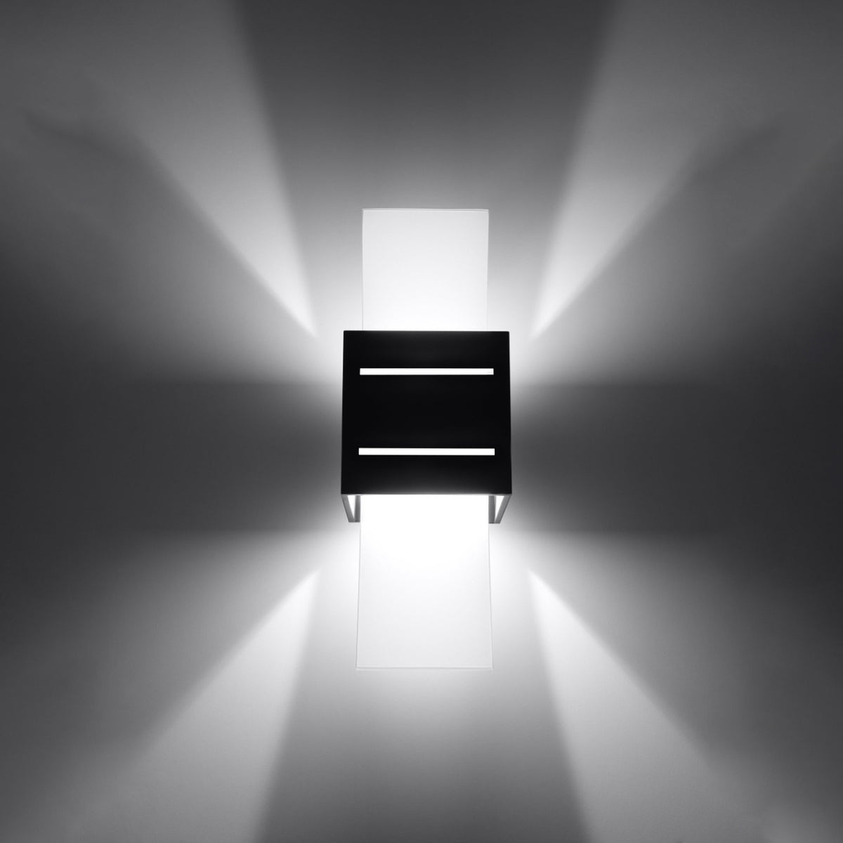 Vue frontale de l'applique allumée diffusant une lumière blanche en éventail sur le mur.