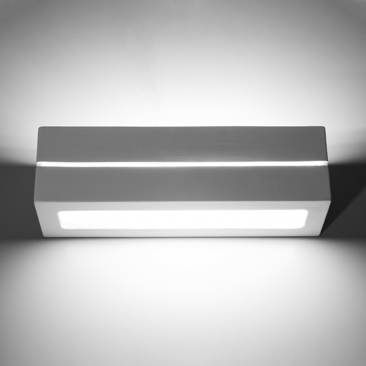 Vue frontale rapprochée du luminaire éclairé, LED blanc intense, deux sorties lumineuses horizontales.