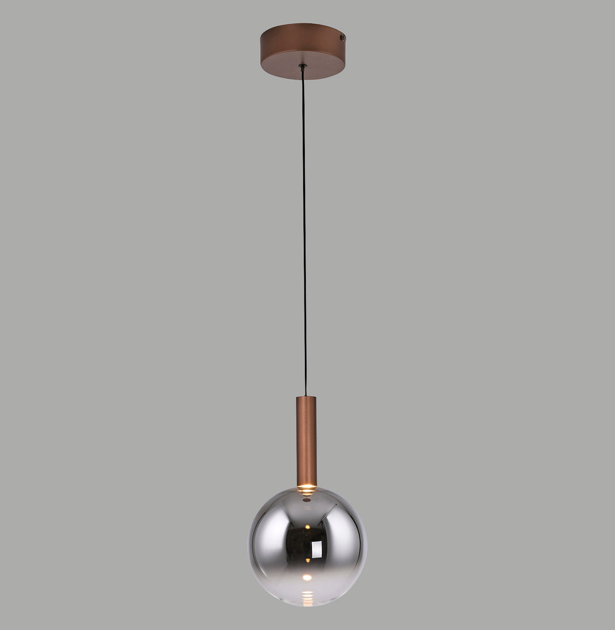Suspension en verre fumé avec monture métallique marron sur fond gris neutre.