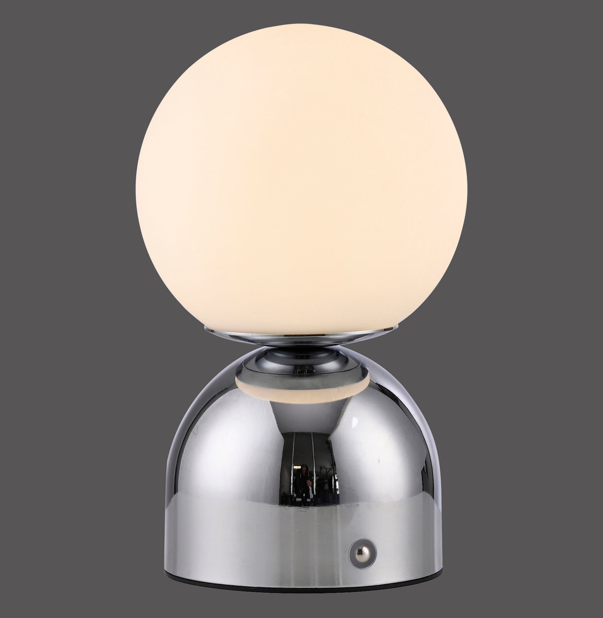 Lampe de face sur fond gris, globe opalin posé sur socle chromé bombé