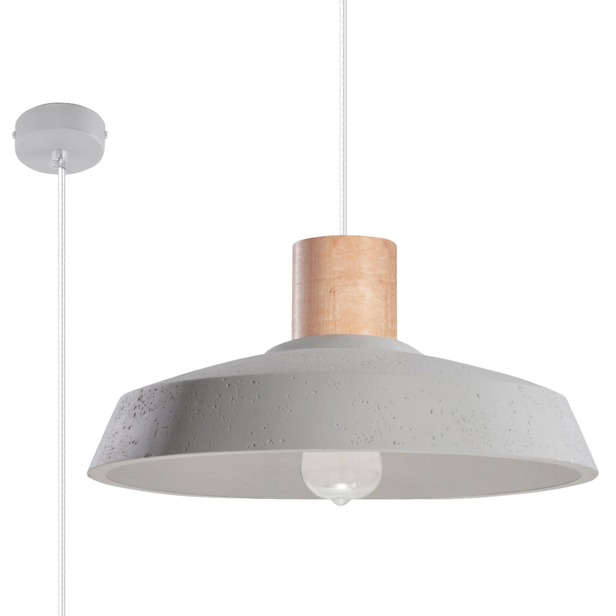 Vue de face du luminaire suspendu, abat-jour conique gris et manchon en bois clair.