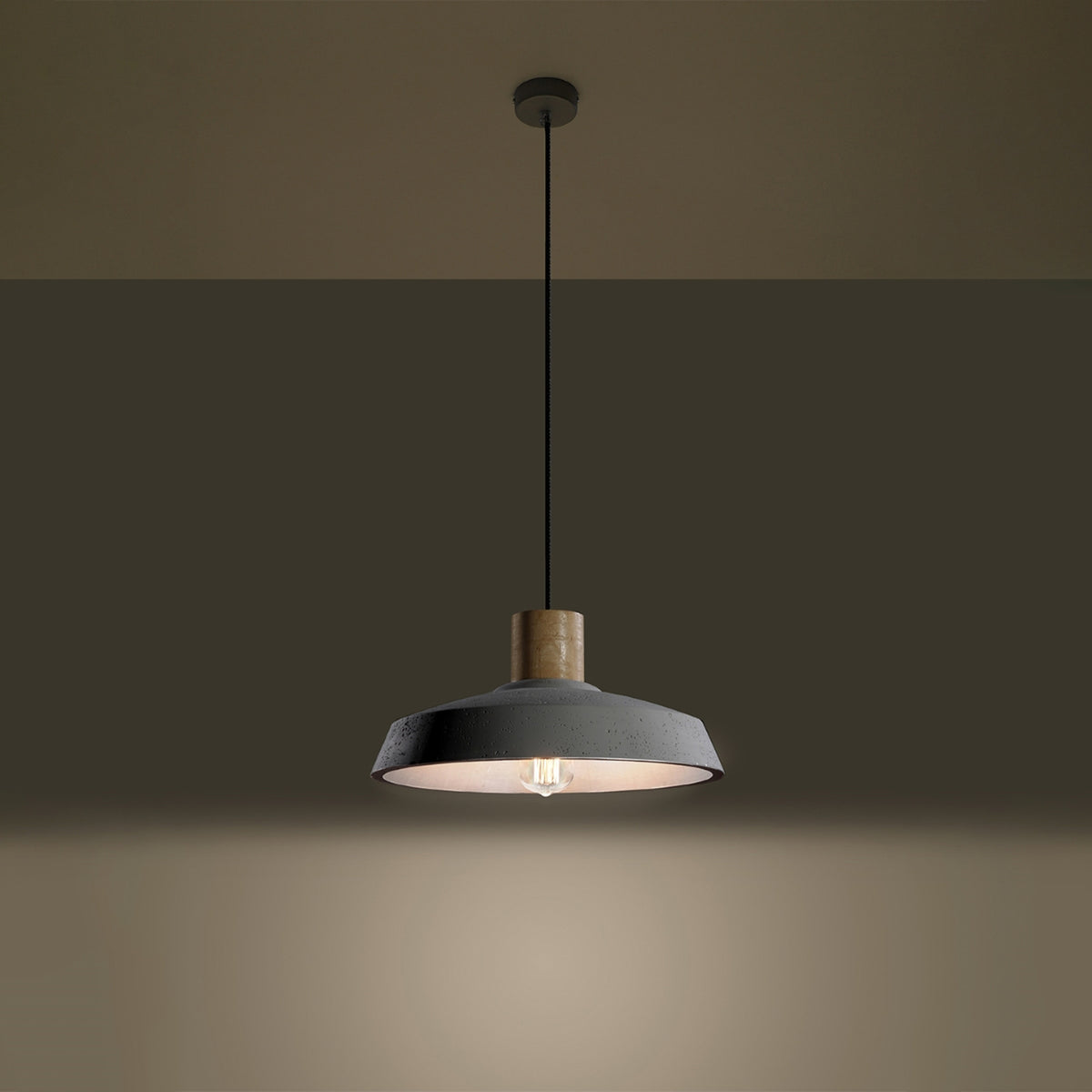 Mise en ambiance sombre, ampoule allumée diffusant une lumière chaude sous l'abat-jour.