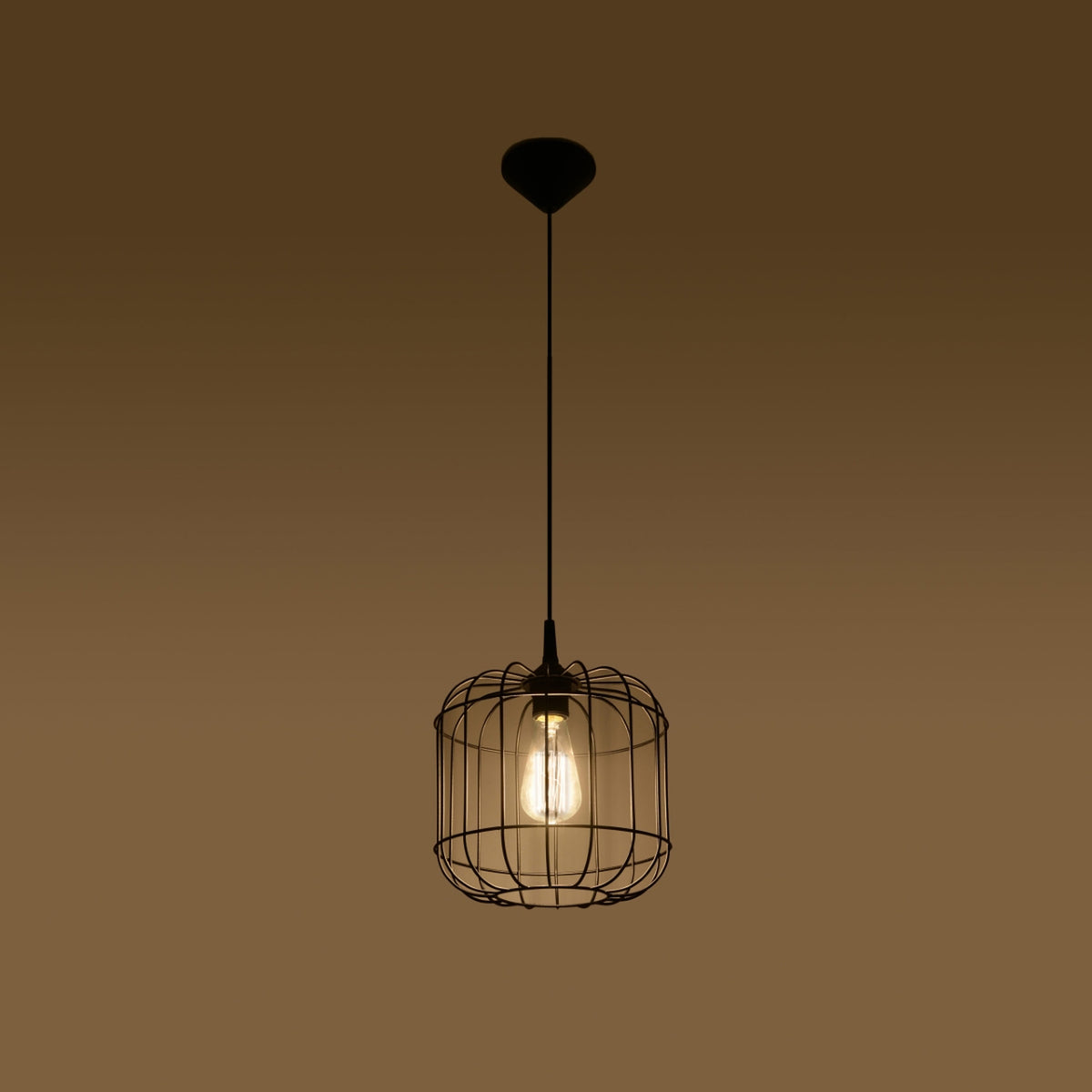 Mise en ambiance du luminaire allumé, lumière chaude sur fond brun dégradé