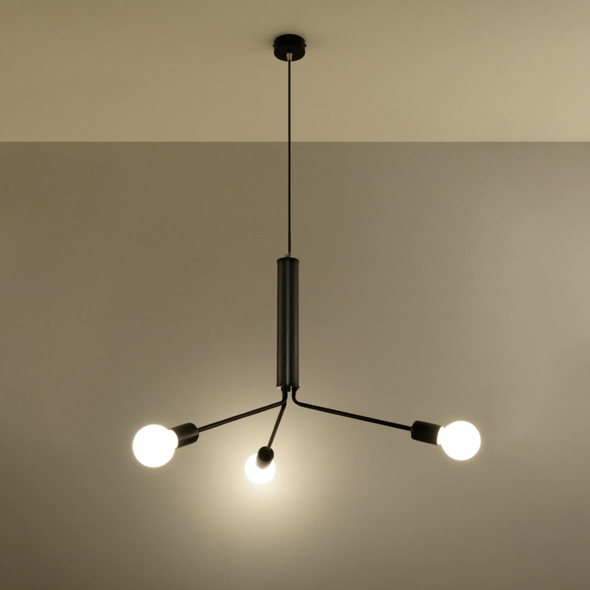 Mise en ambiance nocturne, les trois ampoules diffusent une lumière chaude sur le mur