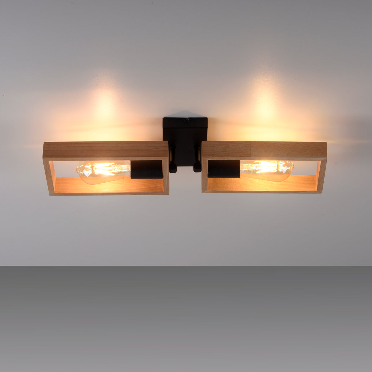 Vue rapprochée du luminaire fixé au plafond, halo de lumière chaude