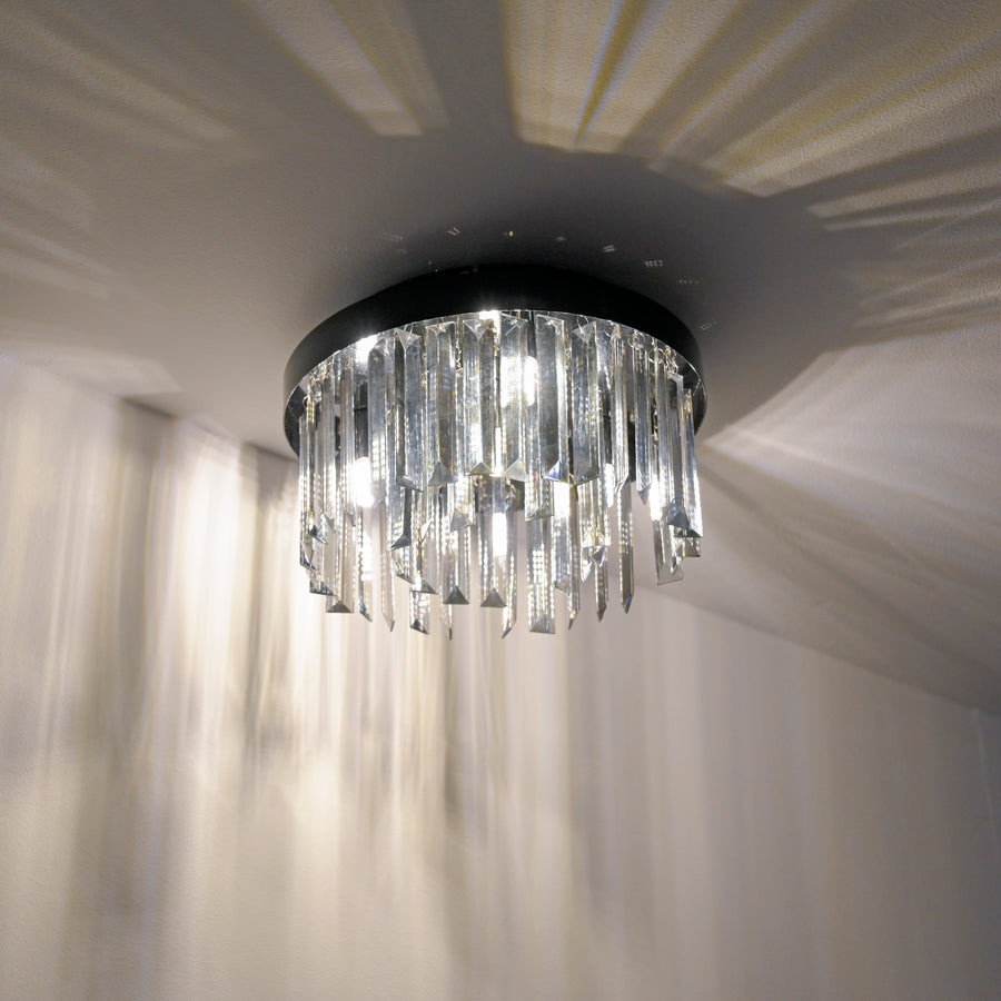 Vue par en dessous montrant le motif lumineux projeté au plafond.