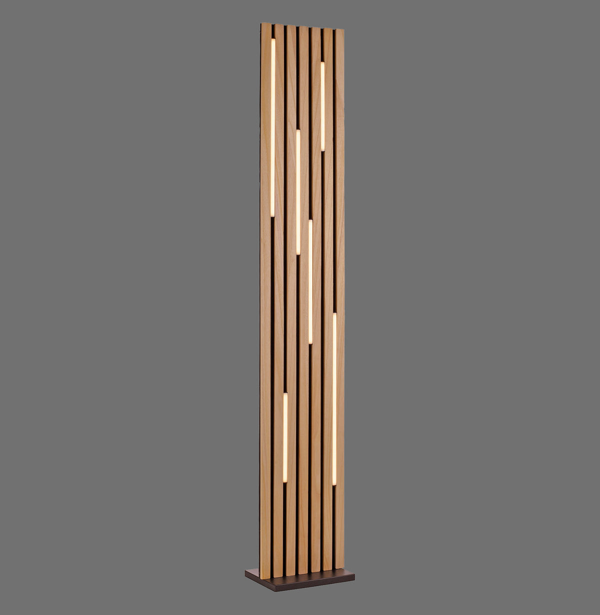 Lampadaire colonne en bois clair à lattes verticales, vu de face sur fond gris
