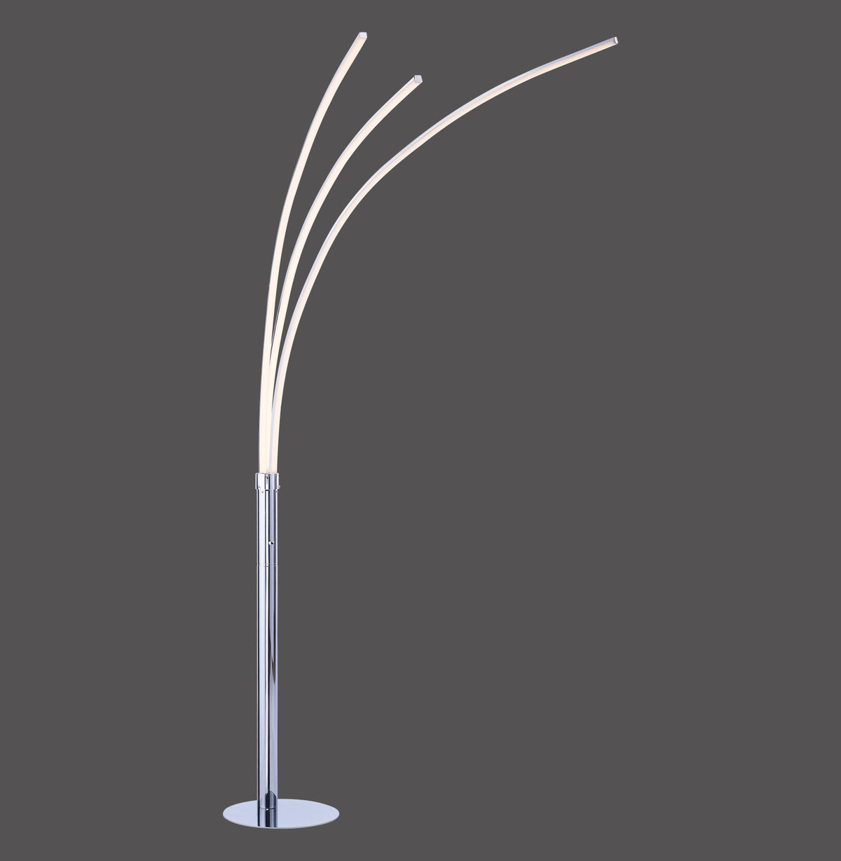 Lampadaire chromé aux trois bras LED courbés sur fond gris anthracite.