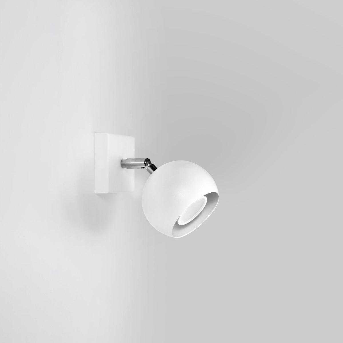 Applique murale blanche vue de côté, installée sur un mur blanc uni
