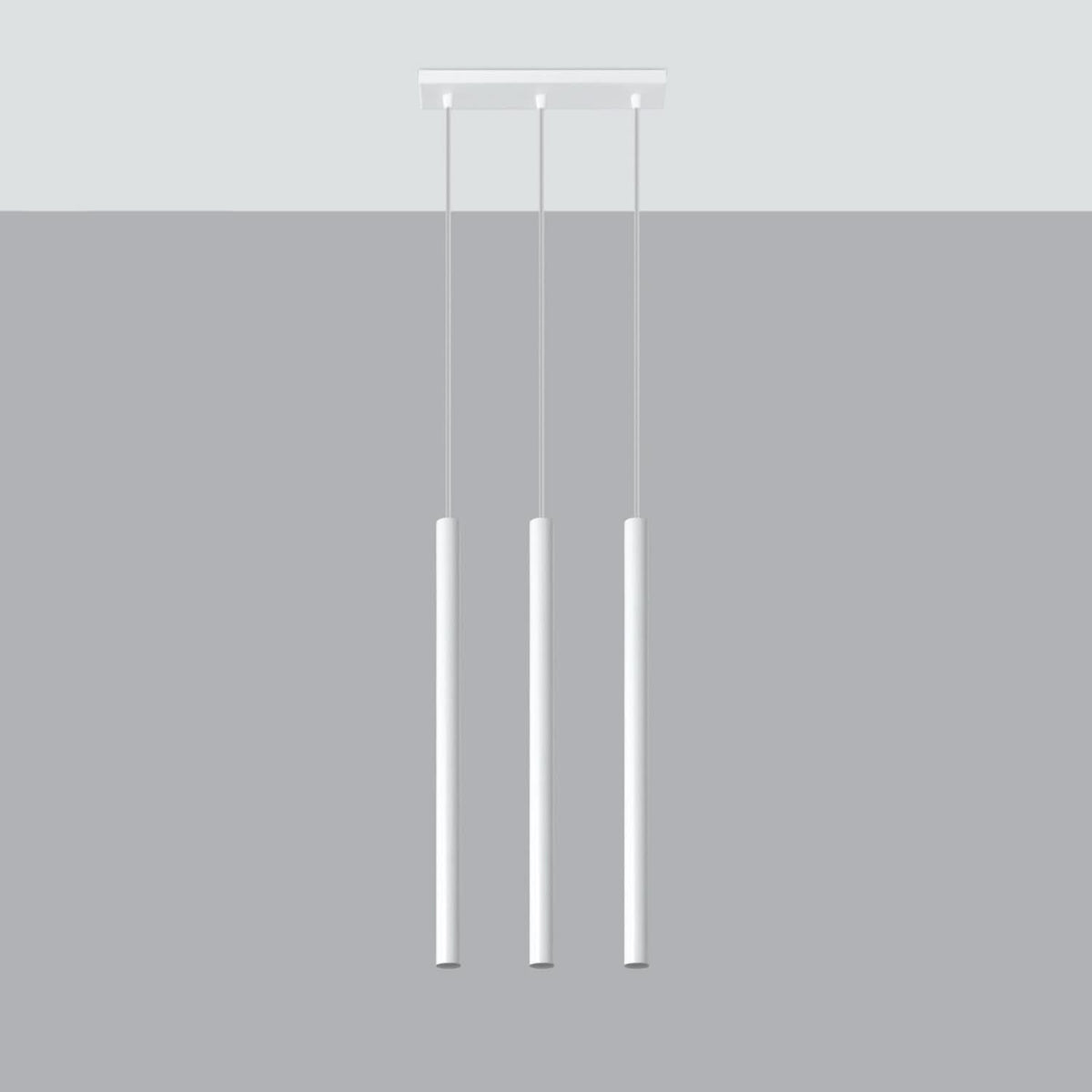 Trois pendants cylindriques blancs suspendus devant un fond gris clair uniforme.