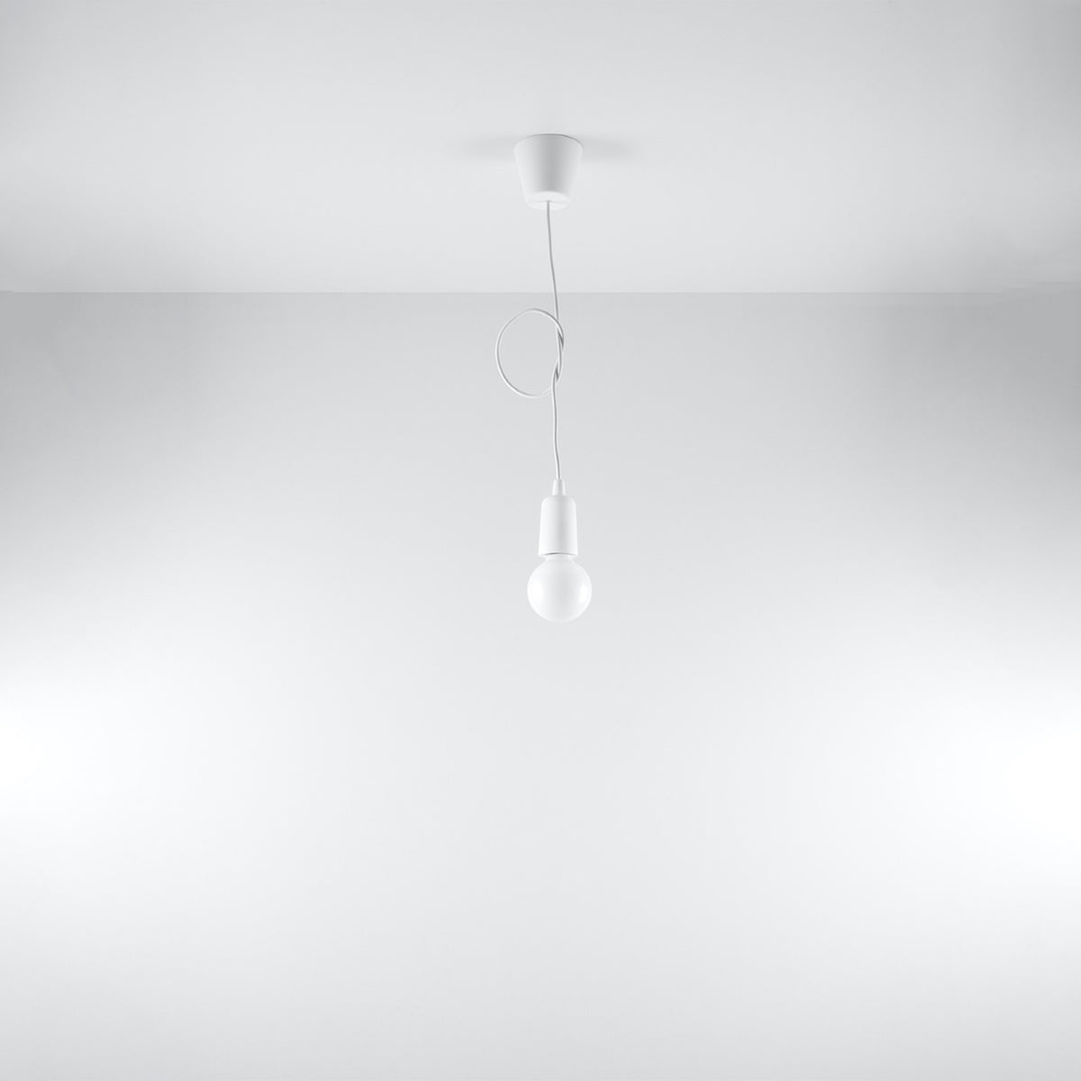 Vue de la suspension blanche avec boucle de câble, éteinte, devant un mur clair.