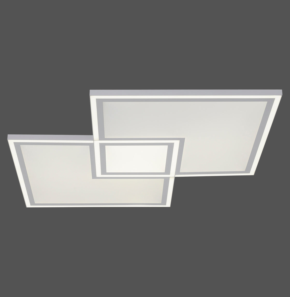 Vue du plafonnier blanc composé de trois panneaux rectangulaires superposés sur fond gris.