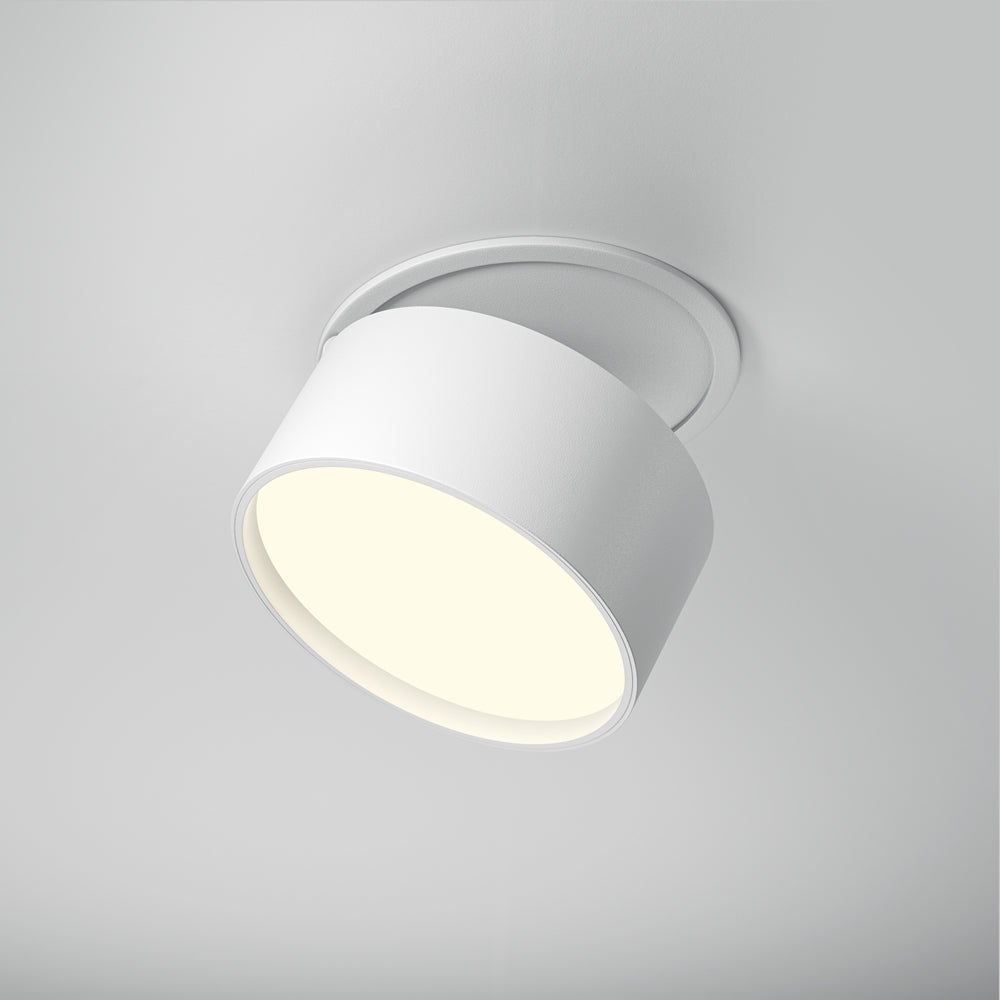 Version blanche du spot orientable, incliné sous un plafond clair