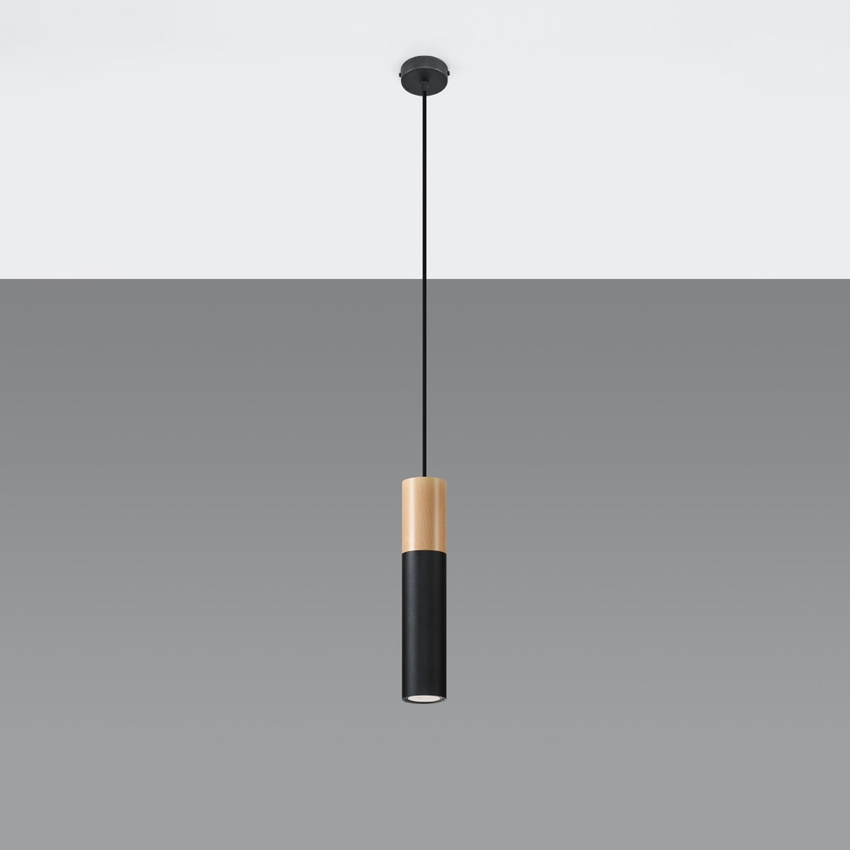 Vue d'ensemble de la suspension avec câble noir et rosace de plafond sur fond gris.
