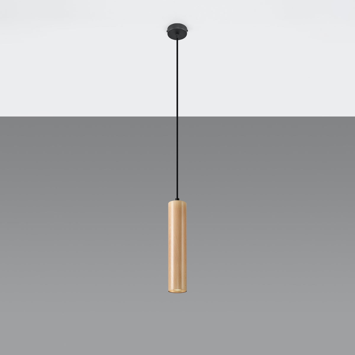 Vue de face du luminaire suspendu, rosace noire et cylindre bois