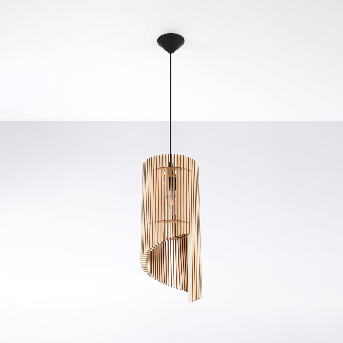 Vue de la lampe suspendue au plafond par un câble noir et une rosace.