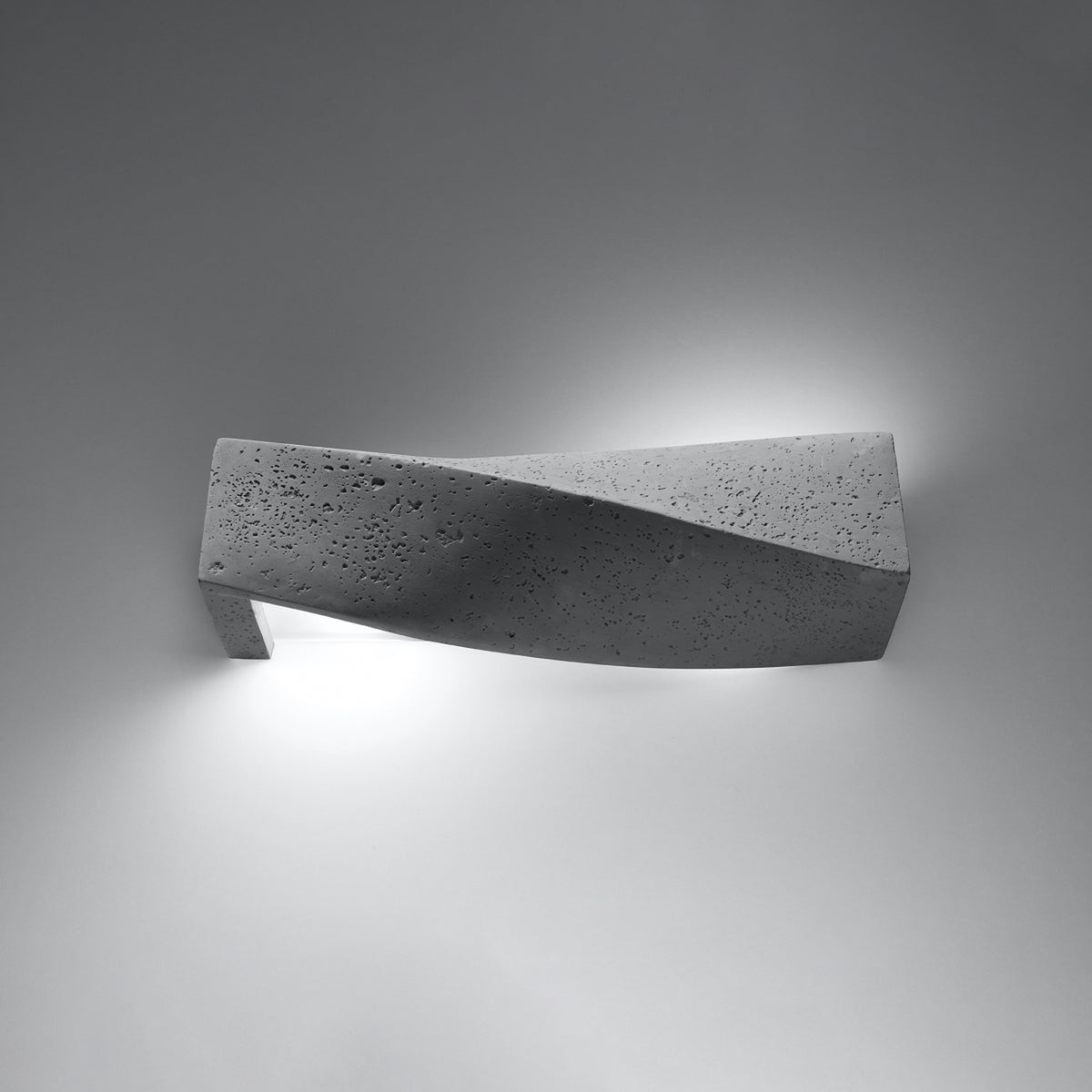 mise en ambiance, applique murale allumée diffusant un halo lumineux sur mur gris