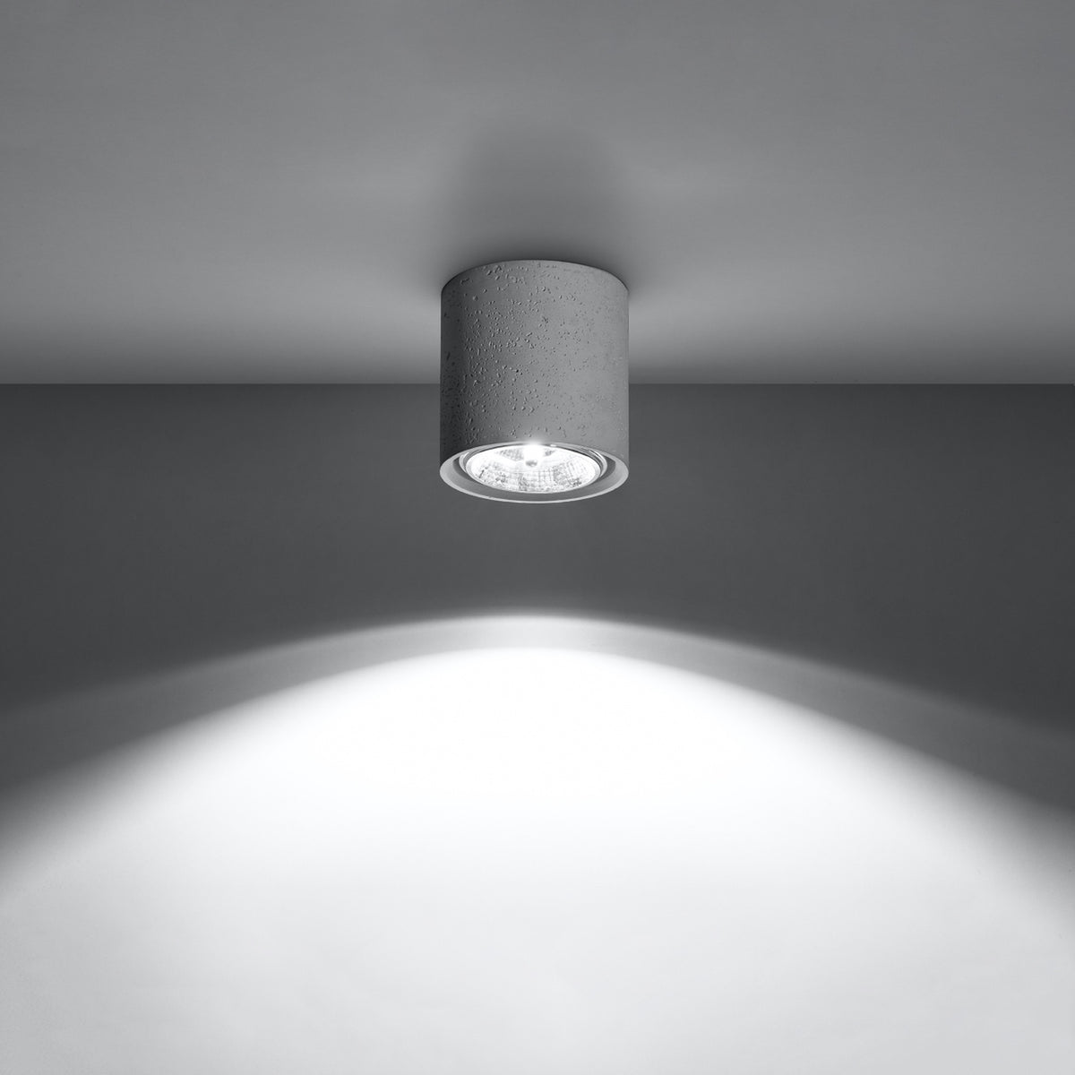 Mise en ambiance sombre montrant le faisceau lumineux projeté vers le bas