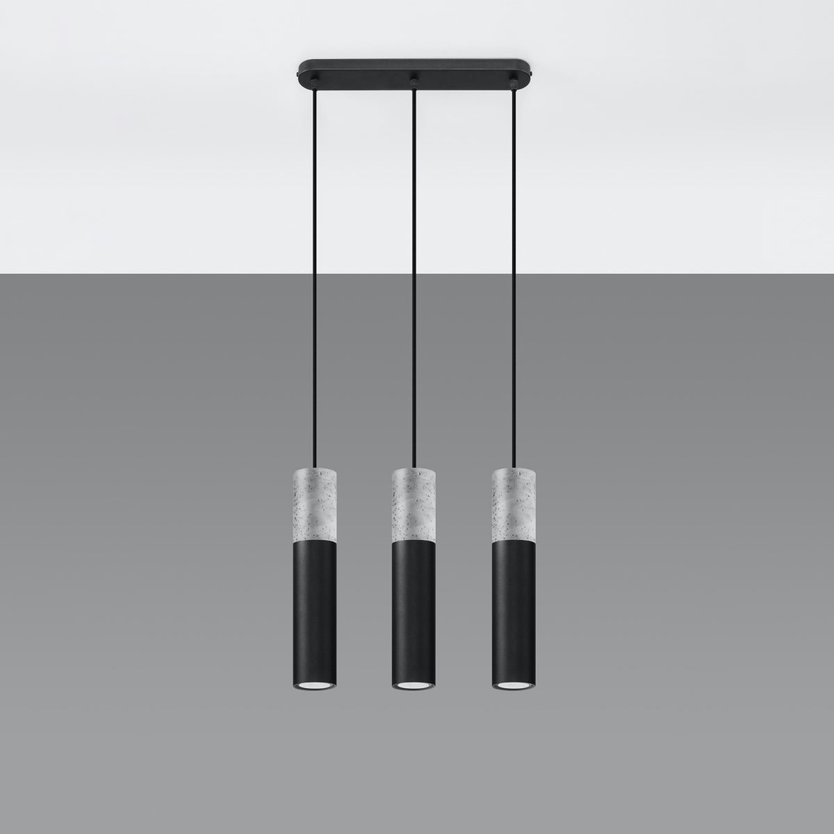 Vue entière du luminaire avec platine rectangulaire noire et trois cylindres pendants