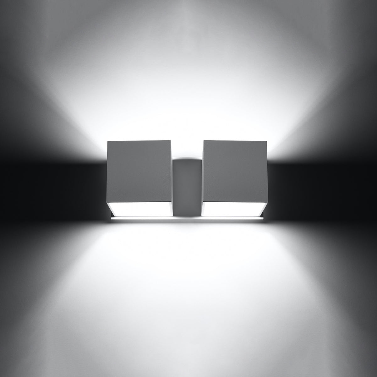 Vue de face dans le noir, faisceaux lumineux haut et bas des deux cubes