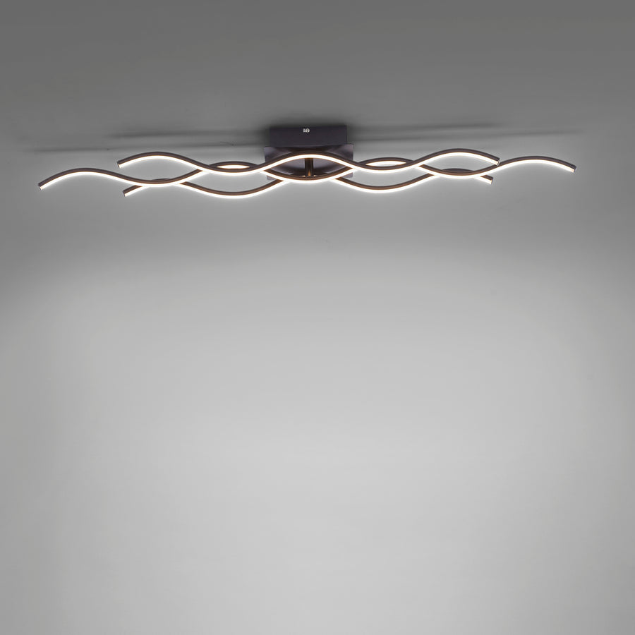 Vue plongeante du plafonnier allumé, diffusant une lumière chaude sur le mur.