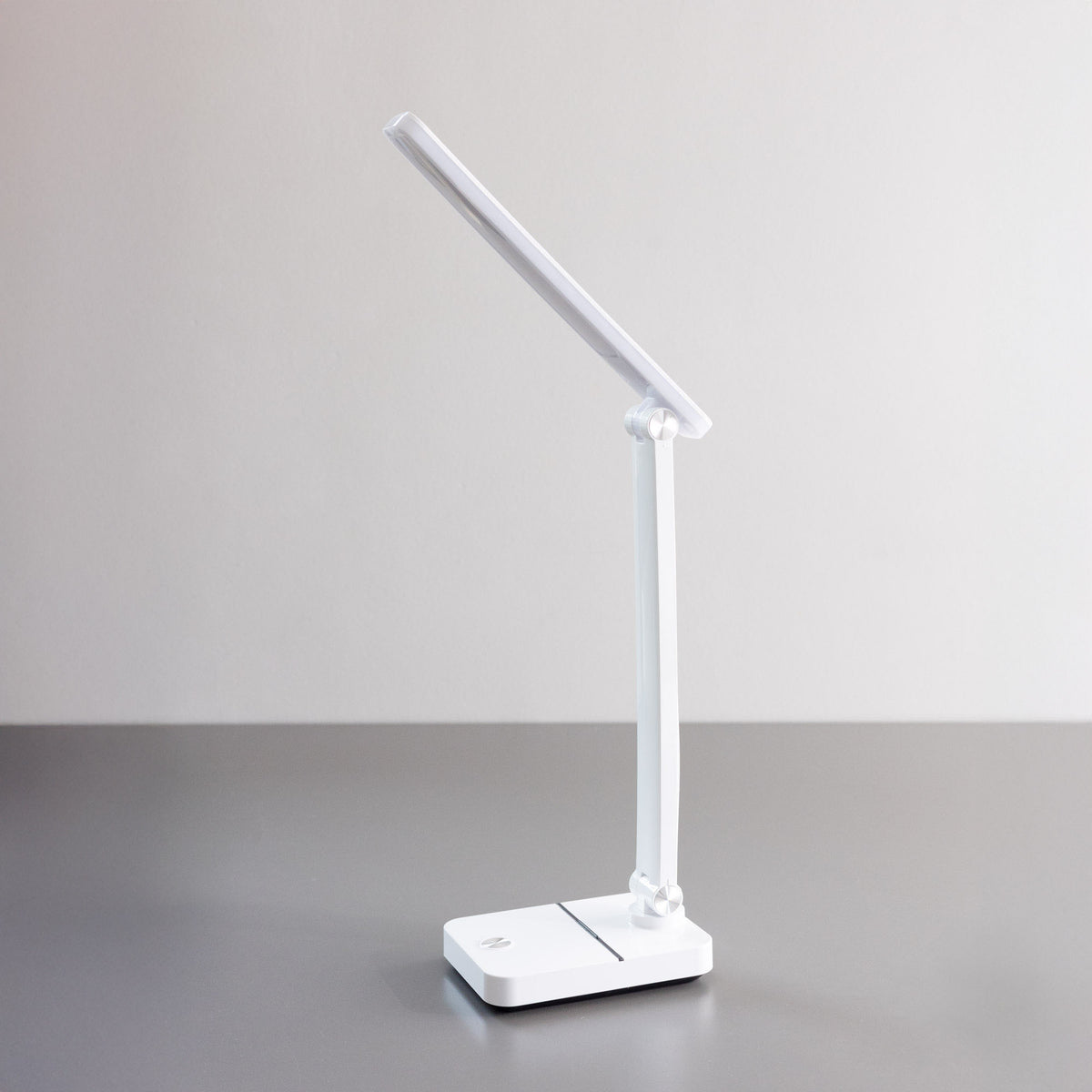 Même lampe éteinte, montrant le bras articulé et la tête inclinée