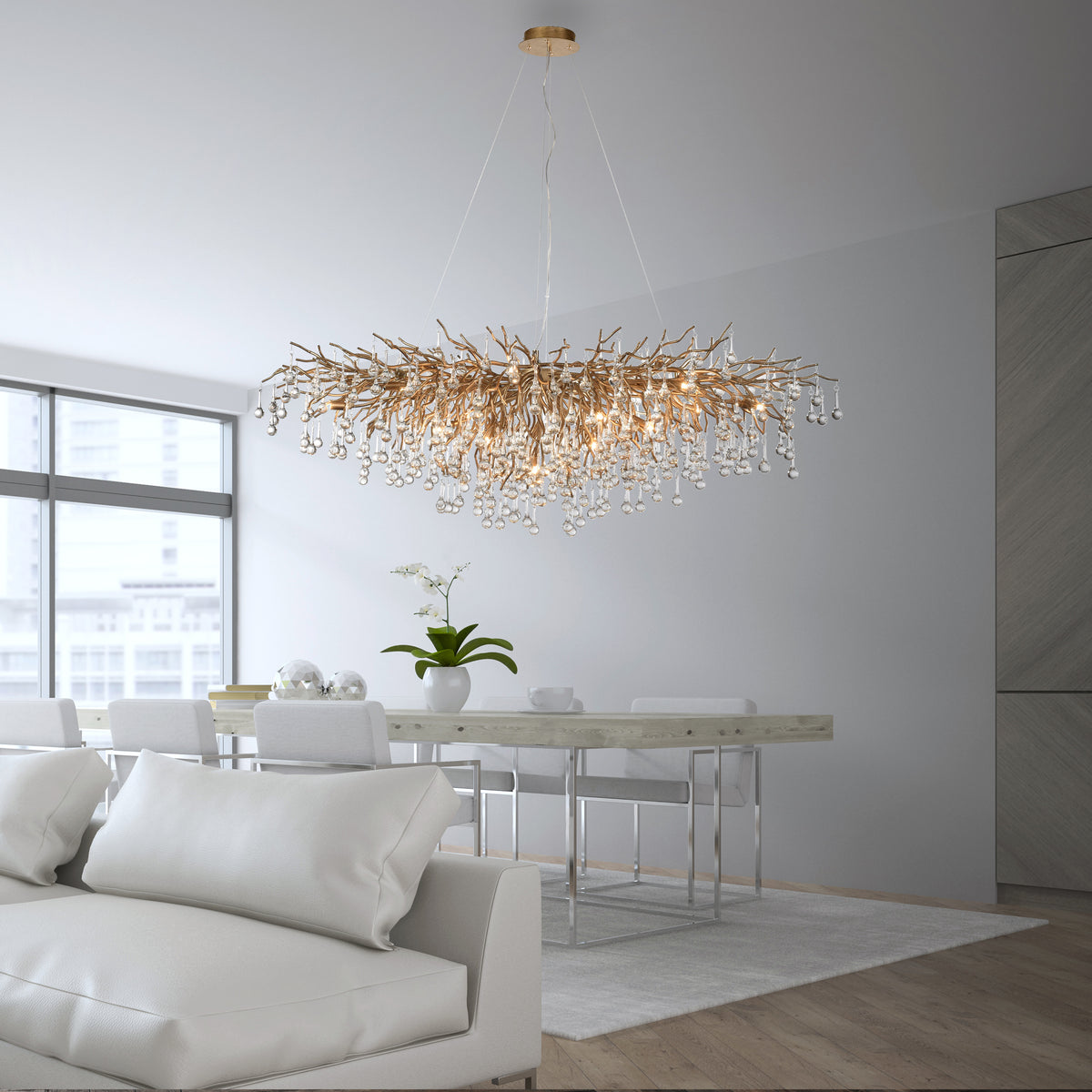 Luminaire suspendu au-dessus d'une table à manger dans un intérieur contemporain clair.