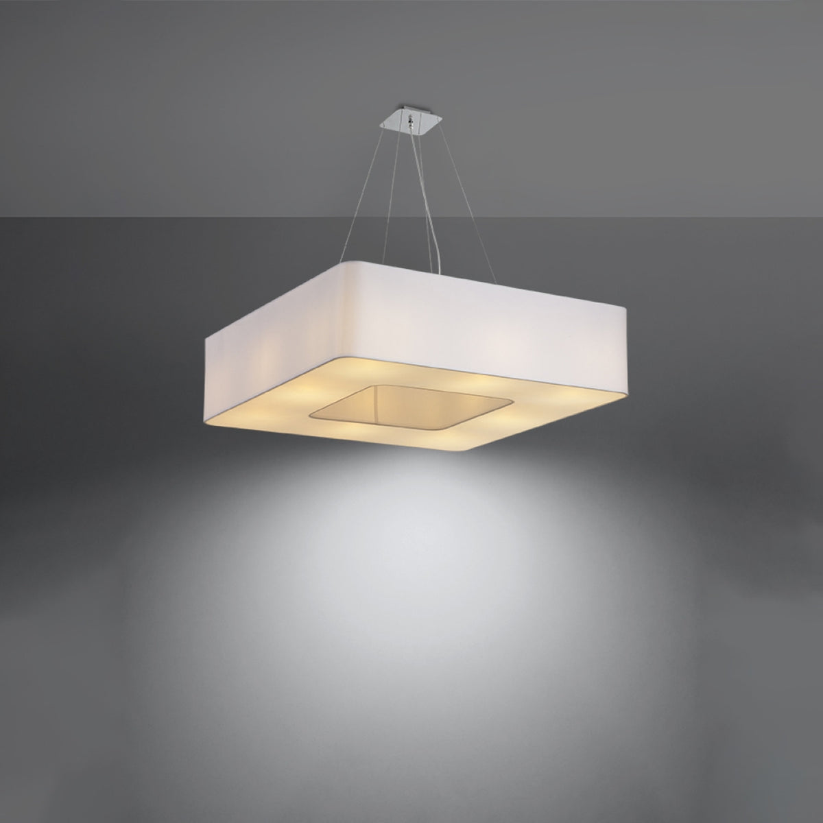 Produit allumé dans ambiance sombre, diffuseur carré et lumière chaude projetée vers le bas.