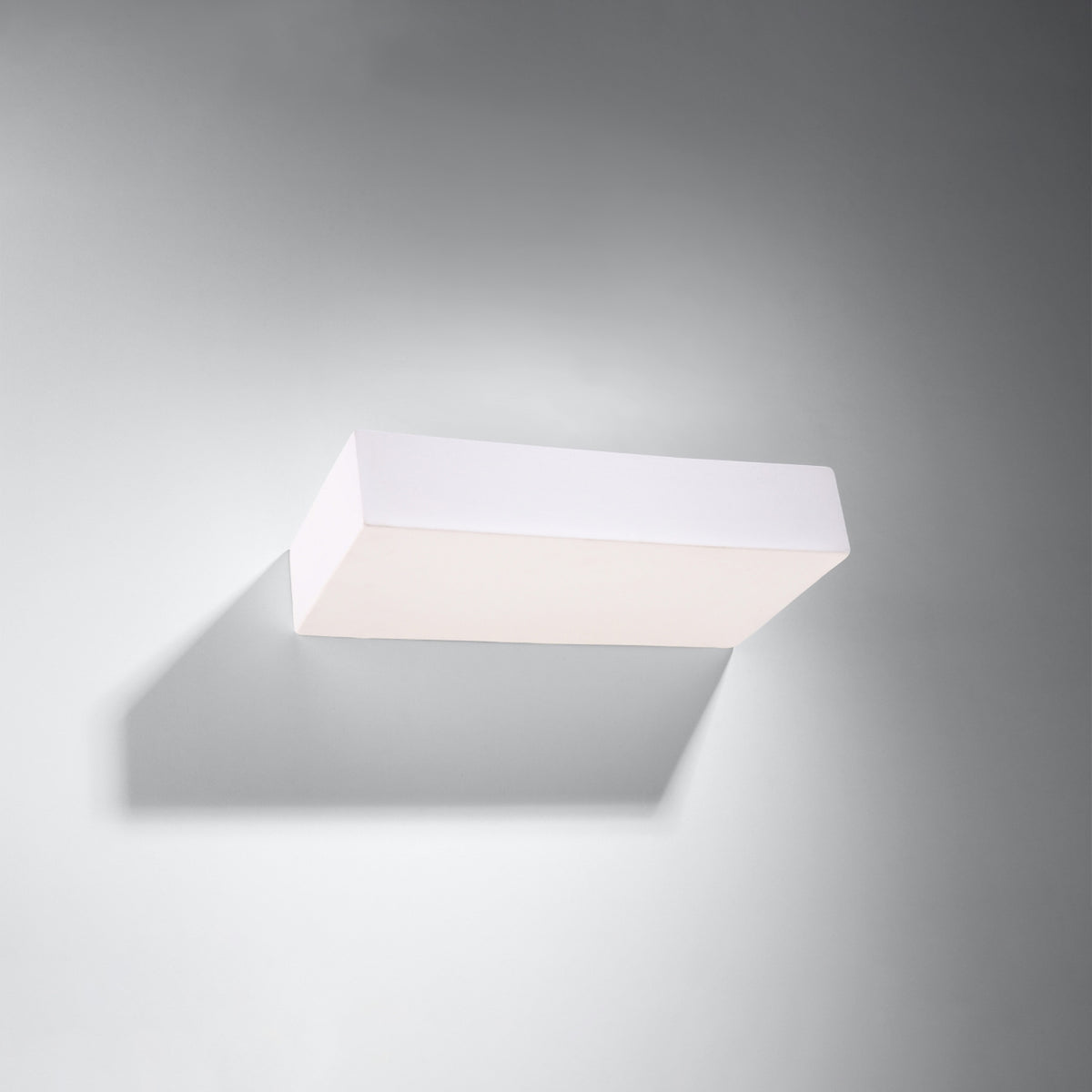 Vue de face du luminaire rectangulaire blanc sur fond gris dégradé