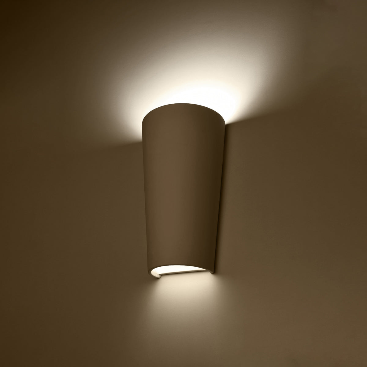 Mise en ambiance nocturne, applique allumée diffusant une lumière chaude vers le haut et le bas