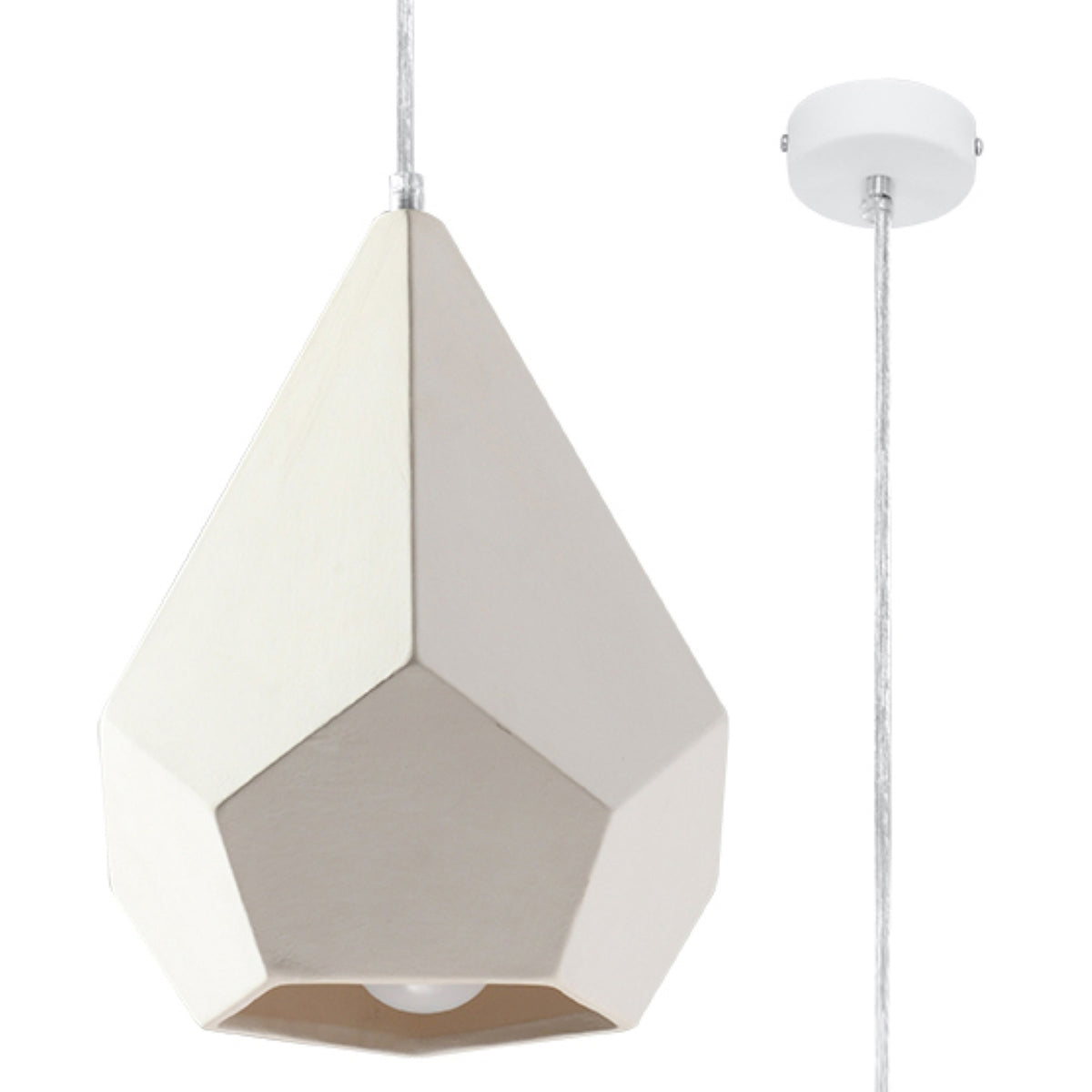 Vue rapprochée du luminaire suspendu blanc à facettes céramique, câble et rosace visibles.