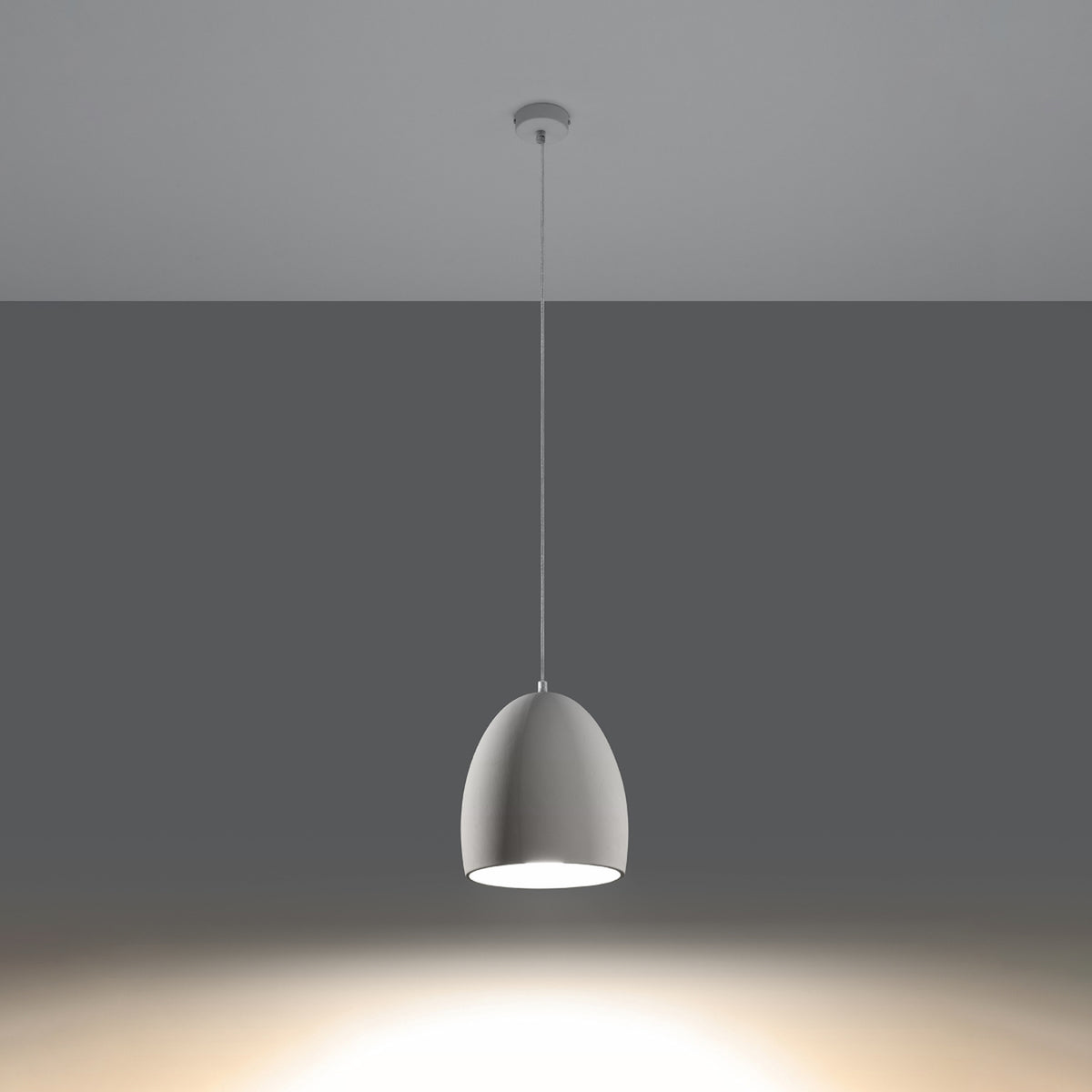 Luminaire allumé diffusant un faisceau lumineux vers le bas dans une pièce sombre