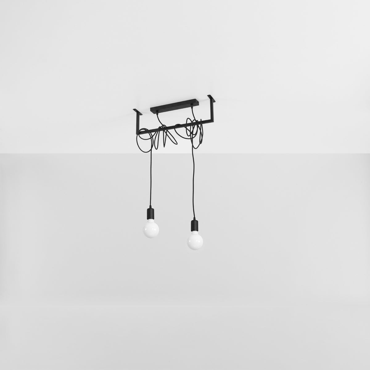 Luminaire installé au plafond blanc, deux ampoules suspendues et câbles noirs apparents.