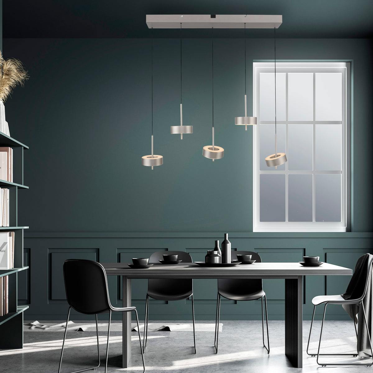 Mise en ambiance salle à manger bleu-vert, suspension allumée au-dessus de la table