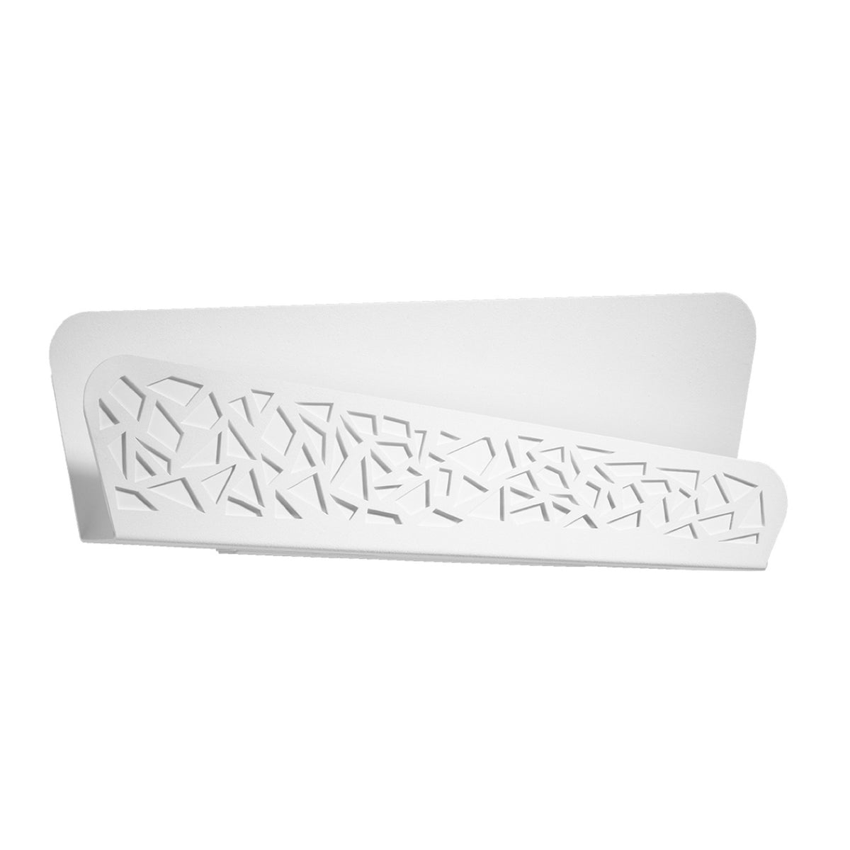 Applique murale blanche rectangulaire de face, motif géométrique ajouré sur la façade.