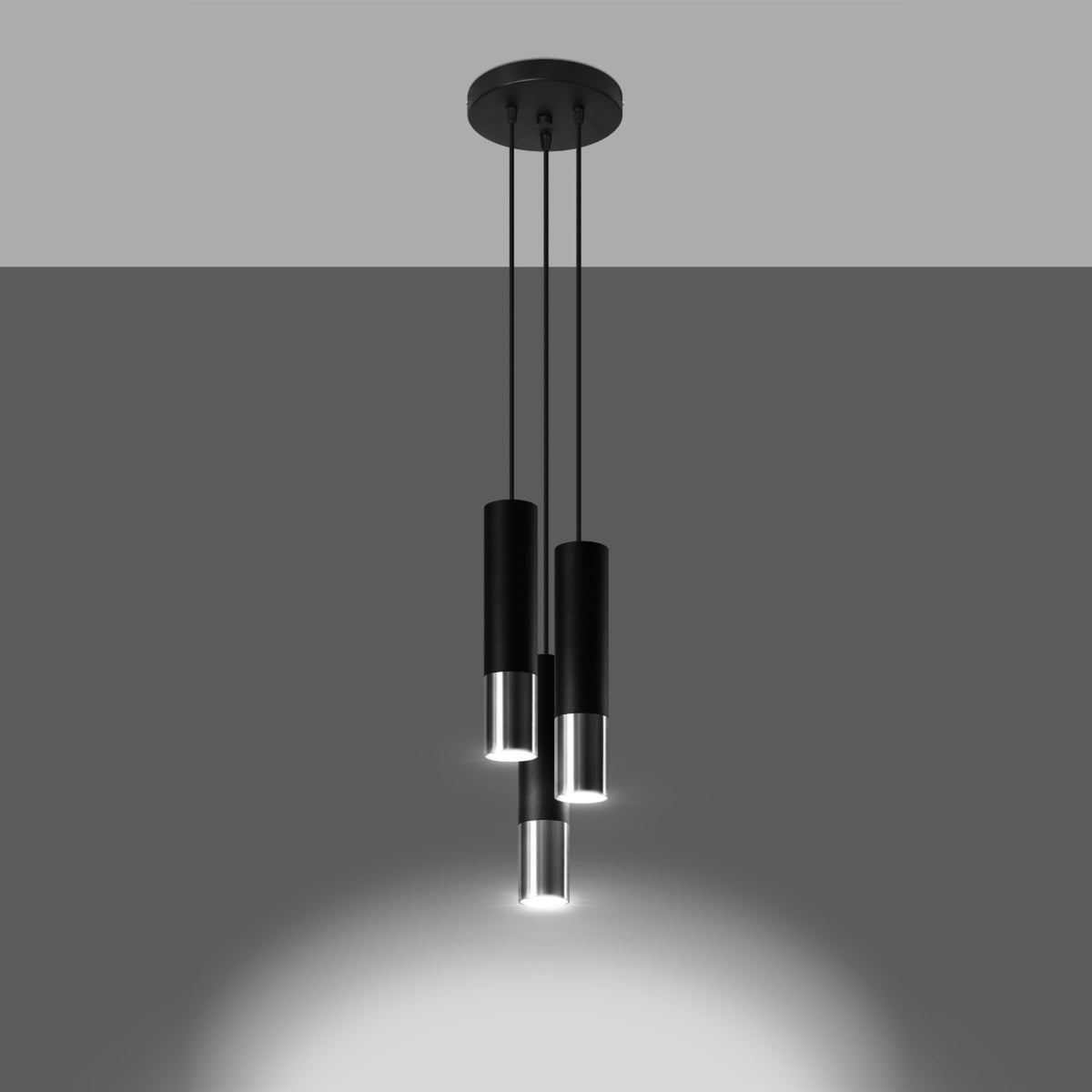 Luminaire allumé en situation sombre, faisceaux lumineux dirigés vers le bas sur le mur.