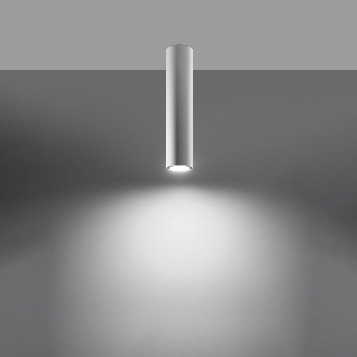 Plafonnier cylindrique allumé projetant un large cône de lumière sur une surface sombre