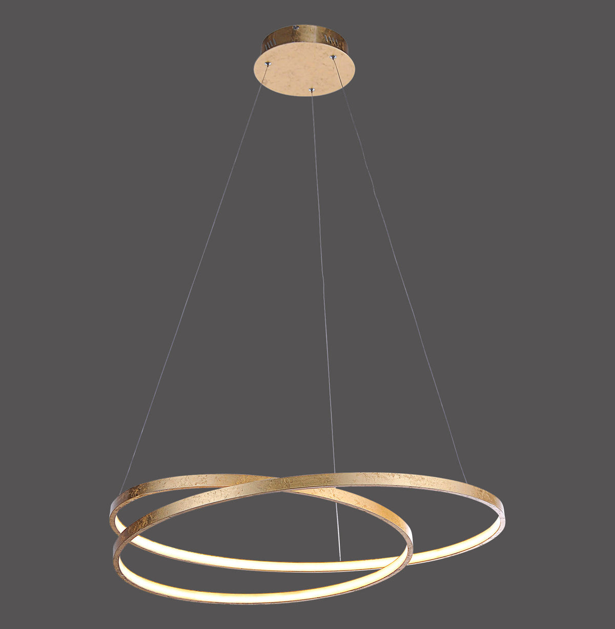 Suspension dorée composée de deux anneaux entrelacés avec éclairage LED intégré.