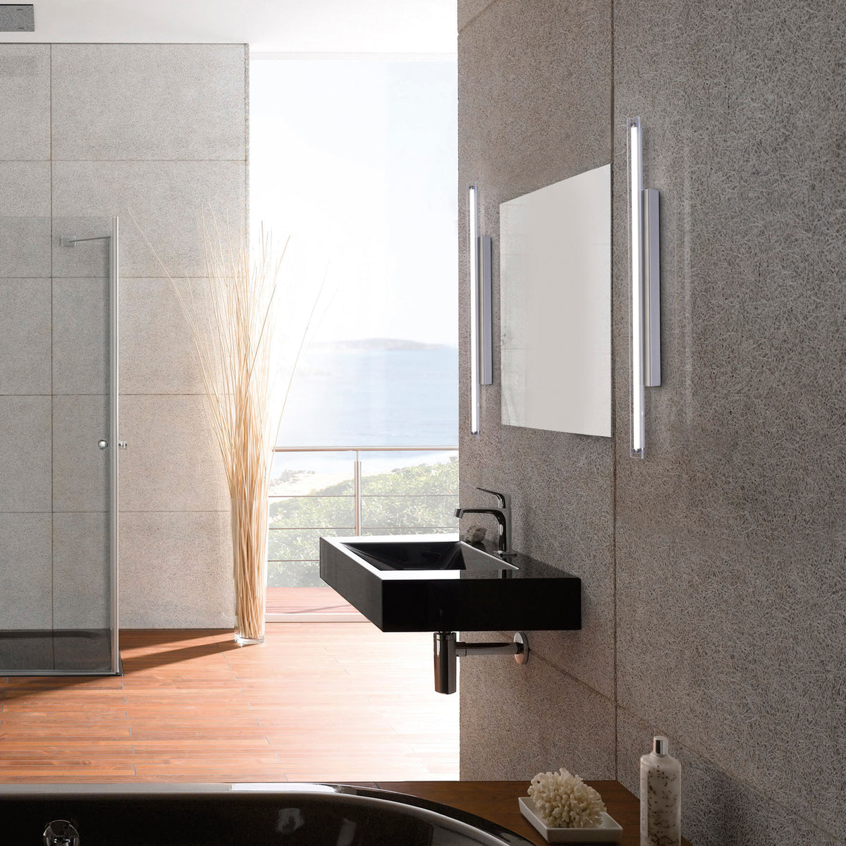 Mise en ambiance salle de bain, deux appliques verticales encadrant un miroir.