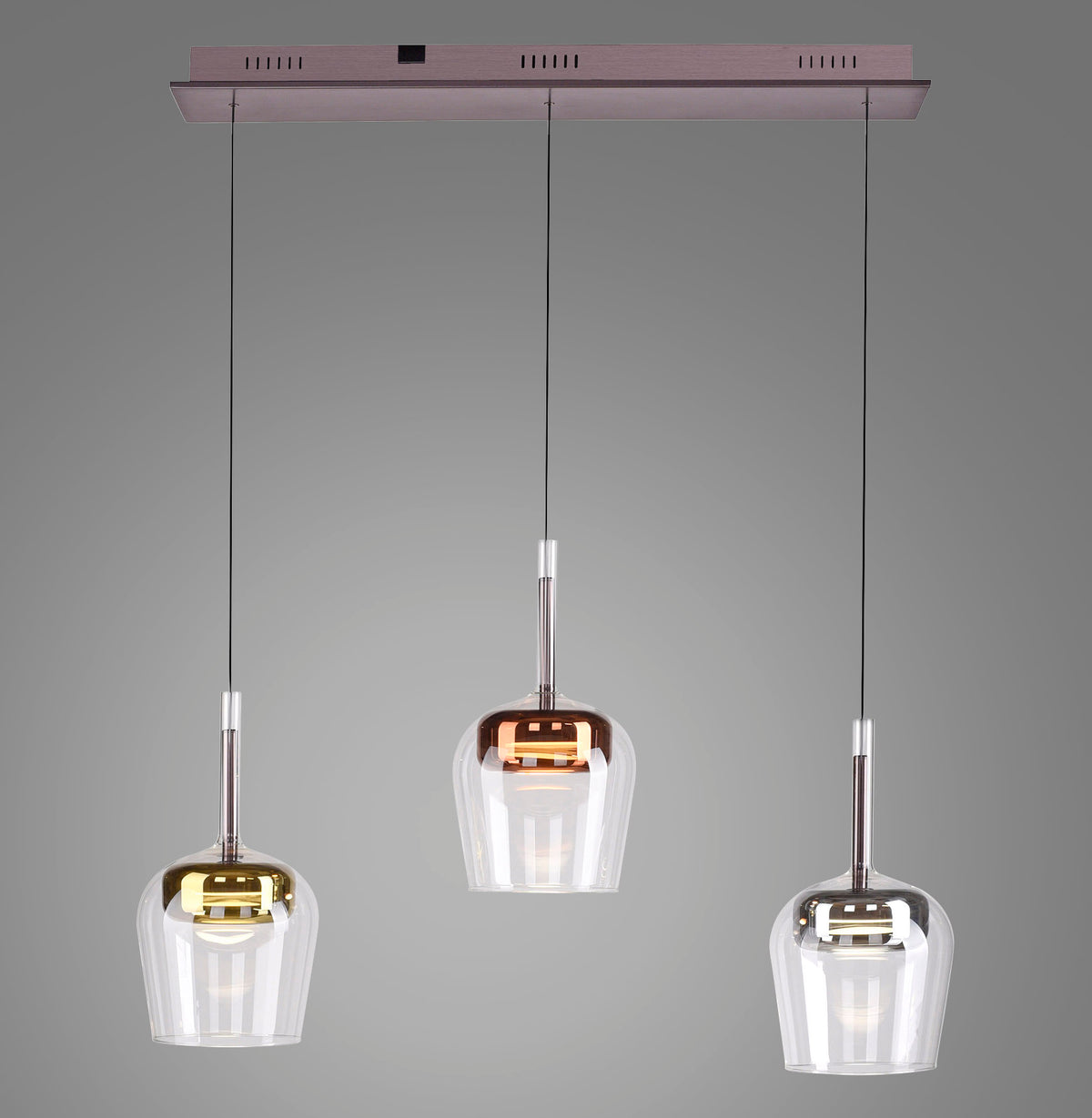 Trois suspensions en verre transparent à reflets or, cuivre et argent sur fond gris neutre